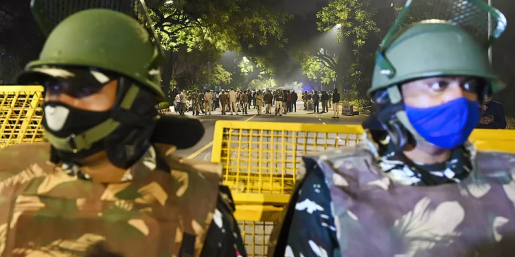 La policía acordona una zona en una calle tras una explosión cerca de la embajada israelí en Nueva Delhi el 29 de enero de 2021. (Foto de Sajjad HUSSAIN / AFP)