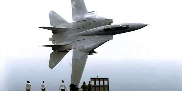 La impresionante maniobra del F-14 Tomcat ante el USS America