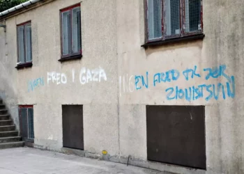 Graffiti antiisraelí embadurnado en la pared de una escuela judía en Dinamarca ( Foto: AFP )