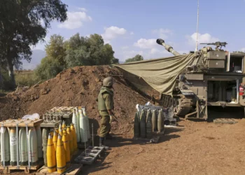 Archivo: Una unidad de artillería móvil israelí toma posición en la Alta Galilea, en el norte de Israel, cerca de la frontera con Líbano, el 15 de noviembre de 2023 (Jalaa MAREY / AFP)