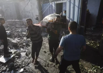 Palestinos evacuan a heridos en bombardeos israelíes Rafah, Franja de Gaza, viernes 1 de diciembre de 2023. (AP Photo/Hatem Ali)
