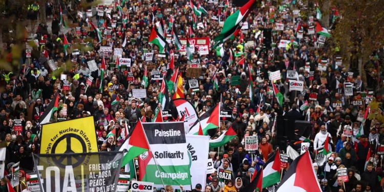 Miles se manifiestan contra Israel en Londres