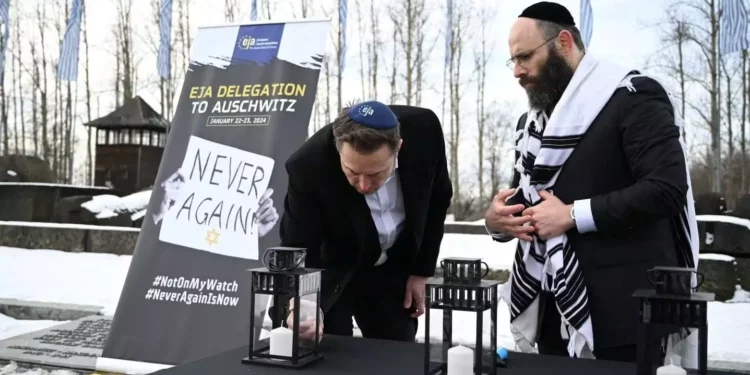 Elon Musk participa en una visita privada a Auschwitz-Birkenau con el presidente de la Asociación Judía Europea (EJA), el rabino Menachem Margolin, en Oswiecim, Polonia, el 22 de enero de 2024. Asociación Judía Europea/Yoav Dudkevitch/Handout via REUTERS