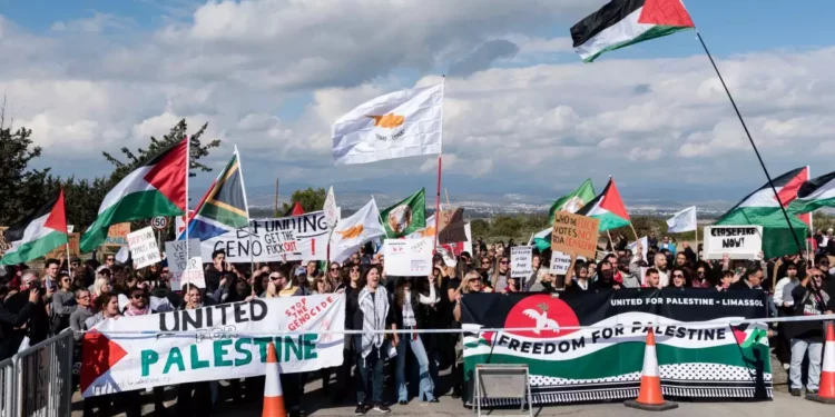 Manifestantes propalestinos se concentran en la base de Chipre utilizada en los ataques contra los hutíes de Yemen