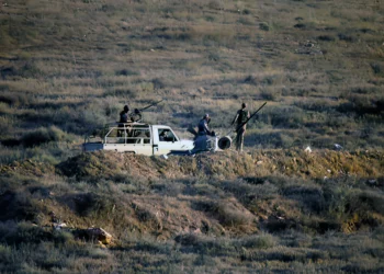 Soldados jordanos controlan la frontera entre Siria y Jordania, cerca de la ciudad de Nasib, en el sur de Siria, el 1 de julio de 2018. ( AFP/ Mohamad ABAZEED)