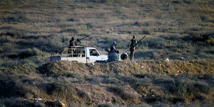 Soldados jordanos controlan la frontera entre Siria y Jordania, cerca de la ciudad de Nasib, en el sur de Siria, el 1 de julio de 2018. ( AFP/ Mohamad ABAZEED)