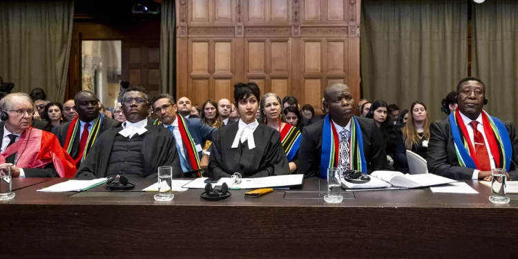Archivo: El equipo jurídico sudafricano sentado durante las audiencias en la Corte Internacional de Justicia (CIJ) sobre la solicitud de medidas provisionales presentada por Sudáfrica en el caso Sudáfrica contra Israel el 11 y 12 de enero de 2024, en el Palacio de la Paz de La Haya, sede de la Corte. (Cortesía de la Corte Internacional de Justicia)