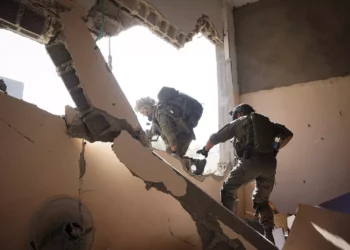 7 soldados heridos en combates con Hamás en edificio de Jan Yunis