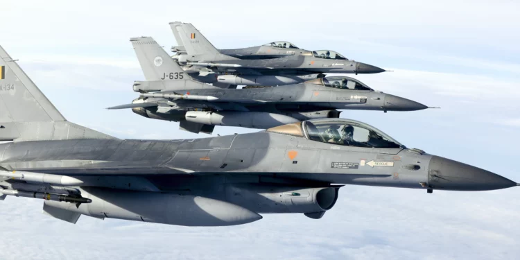 Aviones de combate F-16 holandeses y belgas.Fotógrafo: Jerry Lampen/Getty Images