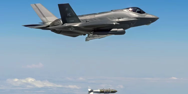 Los F-35 de la RAAF lanzan una bomba en Las Vegas