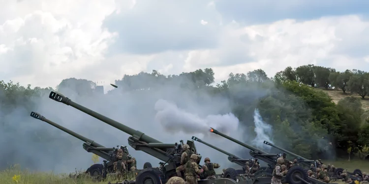 Aris SRL y Leonardo modernizarán obús FH70 del ejército italiano