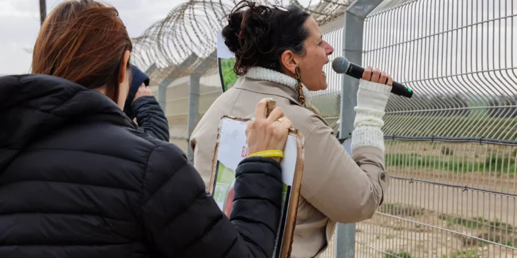 Familiares de rehenes israelíes gritan amor a los cautivos al otro lado de la valla de Gaza con altavoces: “Estamos aquí muy cerca de ti”