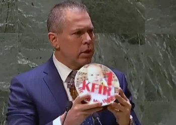 El enviado israelí ante la ONU presenta una tarta con motivo del primer cumpleaños del bebé Kfir Bibas secuestrado por Hamás