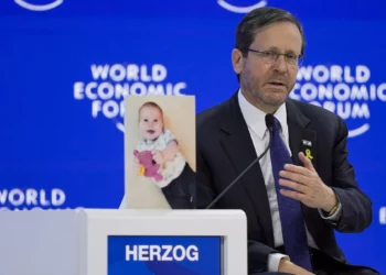 Presidente de Israel habló en Davos junto a la foto de Kfir Bibas: El bebé que lleva más de 100 días secuestrado por Hamás