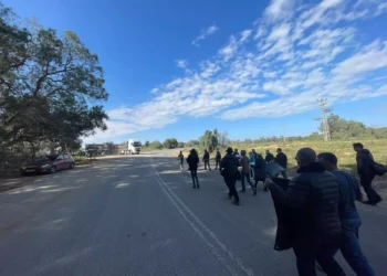 Manifestantes intentan bloquear camiones de ayuda en el paso fronterizo de Kerem Shalom