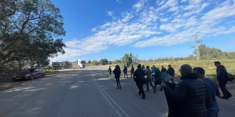 Manifestantes intentan bloquear camiones de ayuda en el paso fronterizo de Kerem Shalom