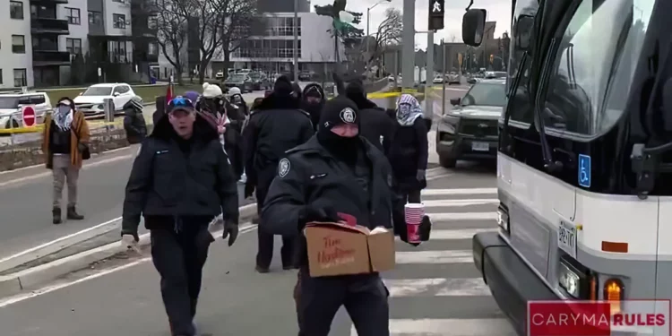 Policía sirvió café a manifestantes antiisraelíes en Toronto