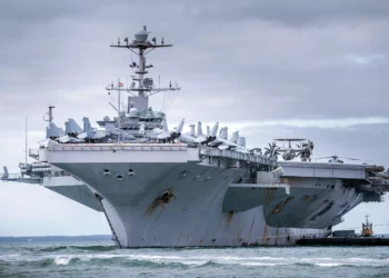 El USS Harry S. Truman, que tiene su puerto base en Norfolk, es fotografiado anclado en The Solent el 8 de octubre de 2018 cerca de Portsmouth, Inglaterra. El portaaviones de propulsión nuclear lleva el nombre del 33º presidente de los Estados Unidos y cuenta con una tripulación de más de 5.000 personas. El buque de clase Nimitz, botado en 1998, transporta más de 70 helicópteros y aviones de ala fija. (Foto de Matt Cardy/Getty Images)