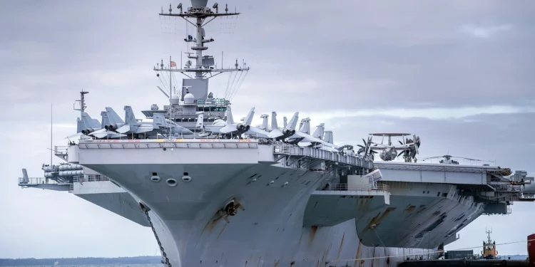 El USS Harry S. Truman, que tiene su puerto base en Norfolk, es fotografiado anclado en The Solent el 8 de octubre de 2018 cerca de Portsmouth, Inglaterra. El portaaviones de propulsión nuclear lleva el nombre del 33º presidente de los Estados Unidos y cuenta con una tripulación de más de 5.000 personas. El buque de clase Nimitz, botado en 1998, transporta más de 70 helicópteros y aviones de ala fija. (Foto de Matt Cardy/Getty Images)