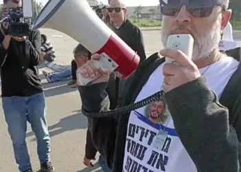 Familias de rehenes bloquean ayuda en frontera con Gaza