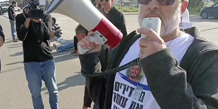 Familias de rehenes bloquean ayuda en frontera con Gaza