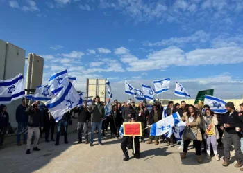 Familiares de rehenes bloquean entrada de ayuda a Gaza