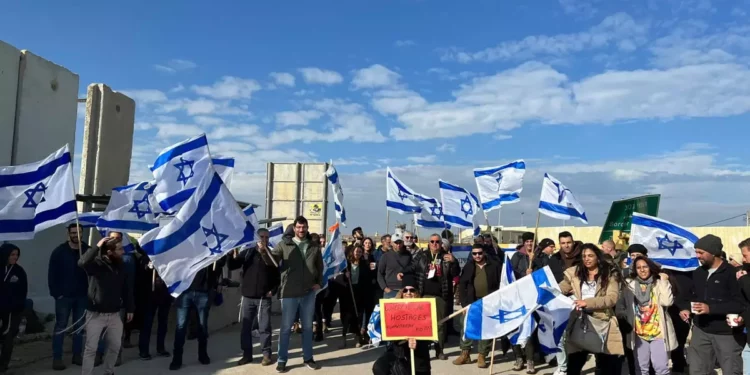 Familiares de rehenes bloquean entrada de ayuda a Gaza