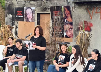 Rehenes liberados y familiares de rehenes vuelven a visitar las casas destruidas en Be'eri