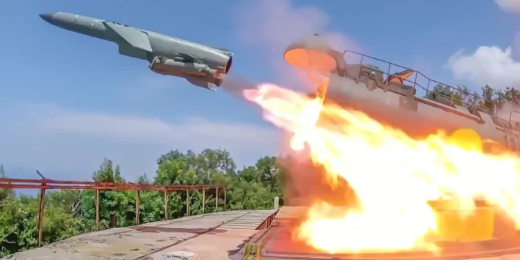 Rusia lanzó el gigantesco misil soviético P-35 de 4 toneladas