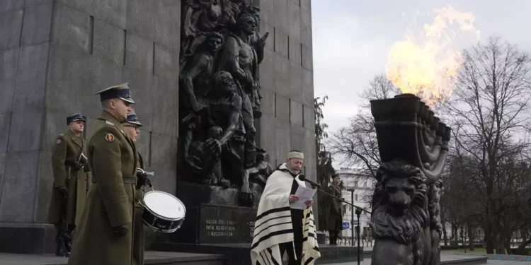 Supervivientes del Holocausto conmemoran 79 años de liberación de Auschwitz