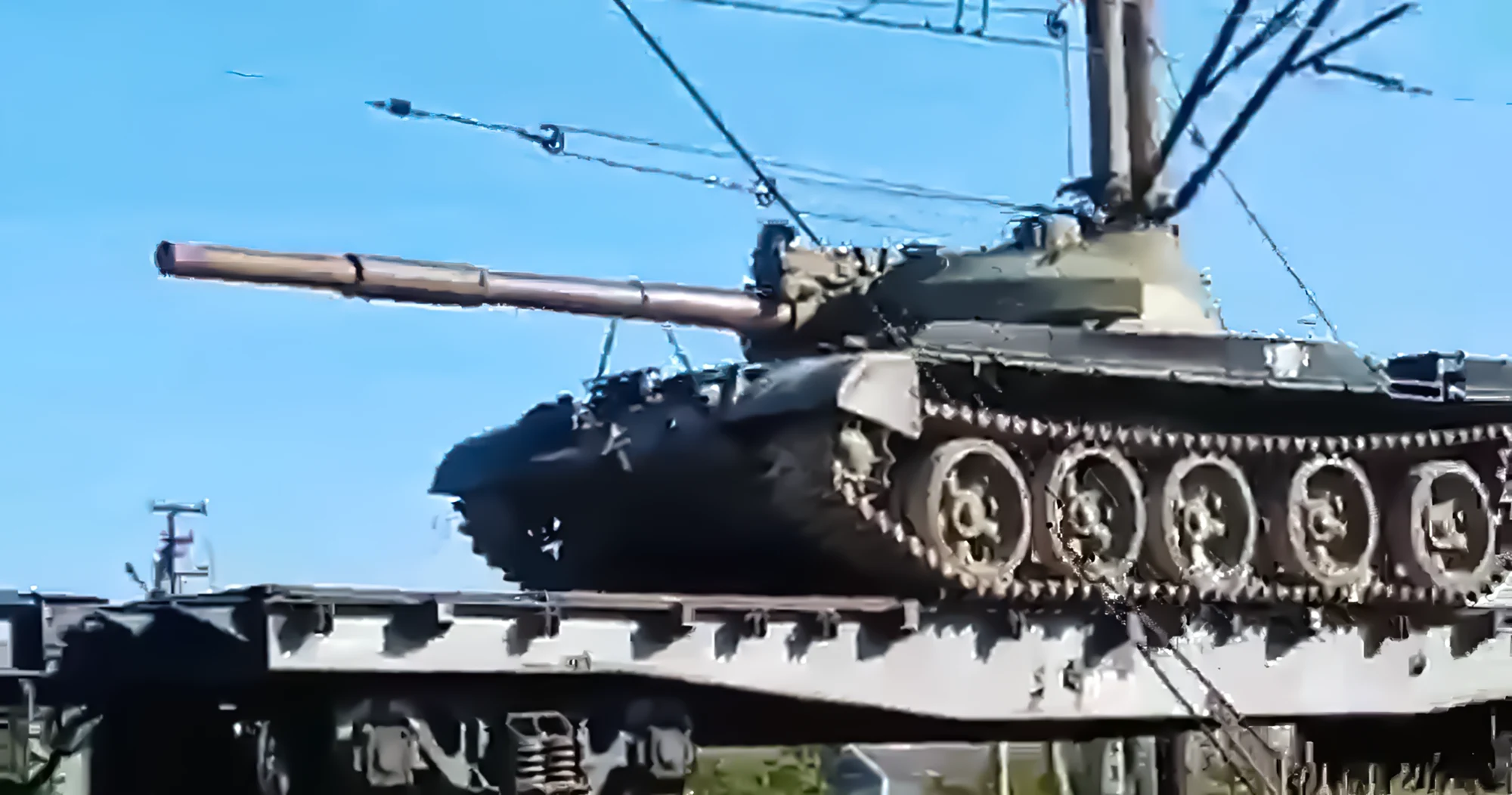 Tanques rusos T-62 regresan dañados a Crimea desde Ucrania