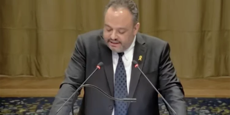 El asesor jurídico del Ministerio de Asuntos Exteriores de Israel, Tal Becker, habla al comienzo del segundo día de audiencias en el Tribunal Mundial, 12 de enero de 2024. (Captura de pantalla de Youtube)