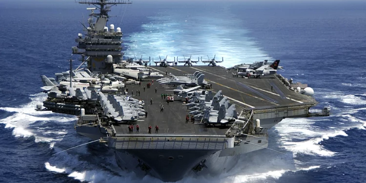 El Grupo de Ataque del Portaaviones Carl Vinson de la Armada de EE. UU. realiza operaciones marítimas en el Mar de China Meridional