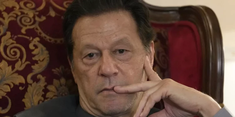 Imran Khan, ex primer ministro paquistaní, condenado a 14 años de cárcel por tercera vez