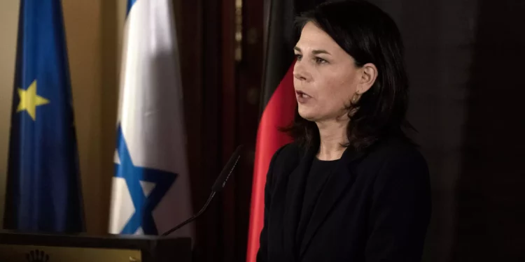 La ministra alemana de Asuntos Exteriores, Annalena Baerbock, habla durante una rueda de prensa en Jerusalén durante su visita de dos días, el 14 de febrero de 2024. (AP Foto/Maya Alleruzzo)