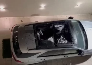 Fragmento de cohete interceptado cae sobre un coche en Ashkelon