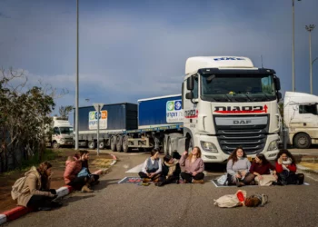 Manifestantes impiden que camiones rumbo a Gaza salgan del puerto de Ashdod