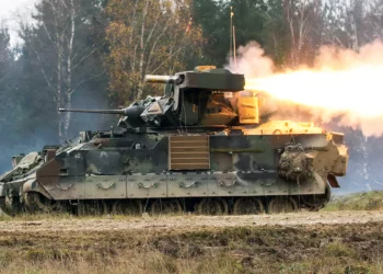 Tanque T-90M ataca a un IFV Bradley a más de 4,8 km