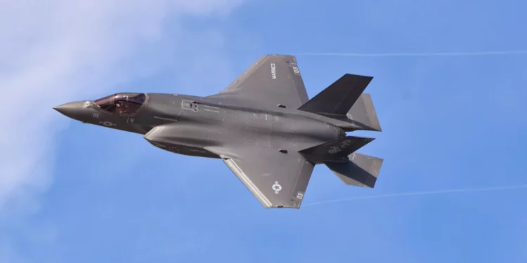 ¿Qué confiere sigilo al caza F-35?