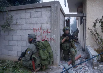 Miembros de Hamás escondidos en un refugio civil de Jan Yunis