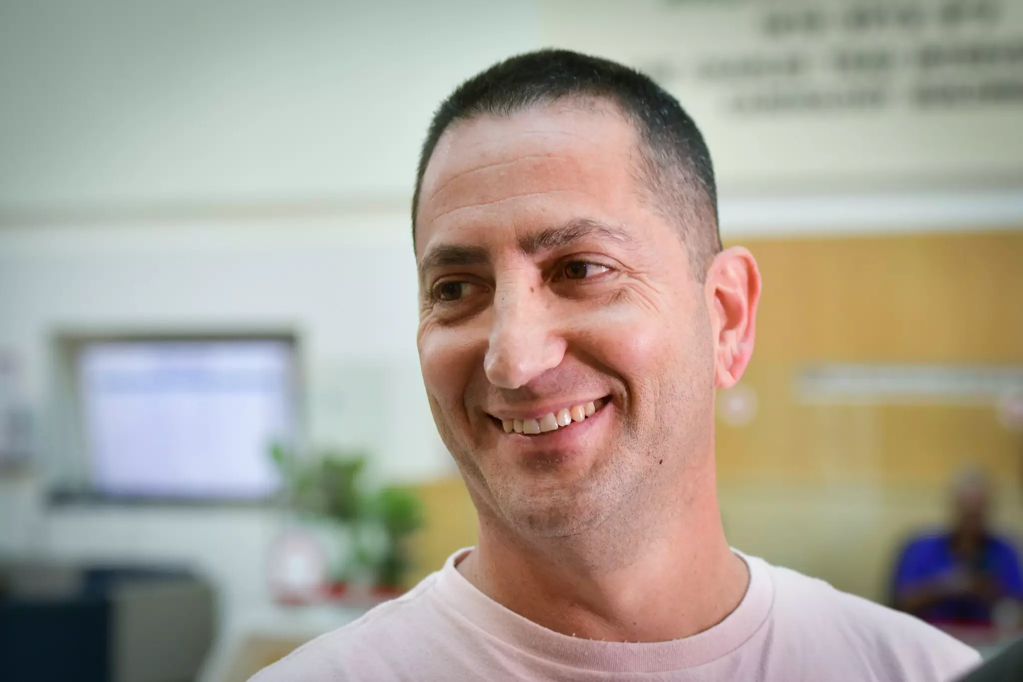 Un familiar de Fernando Simon Marman y Louis Har, dos rehenes israelíes que fueron rescatados durante la noche en una operación especial desde Gaza por las fuerzas israelíes, habla con la prensa en el centro médico Sheba de Ramat Gan, donde Marmar y Har están siendo atendidos. 12 de febrero de 2024. (Avshalom Sassoni/FLASH90)