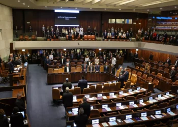 La Knesset, el parlamento de Israel, ha emitido su voto favorable hacia la declaración presentada por el primer ministro Benjamin Netanyahu, en la que se expresa oposición frente a la instauración "unilateral" de un Estado palestino. Esta posición se adopta en medio de un incremento en los llamados internacionales para reactivar las negociaciones orientadas a conseguir una “solución de dos Estados”. El comunicado emitido por el partido de Netanyahu, el Likud, señala que la declaración, que recibió luz verde esta semana por parte del Consejo de Ministros, contó con el apoyo de 99 de los 120 miembros del legislativo. En el documento se destaca la posición de Israel, que sostiene que cualquier arreglo definitivo con los palestinos debe lograrse a través de diálogos directos entre ambas partes, excluyendo la intervención o imposiciones de actores internacionales. Yair Lapid, líder de la oposición y uno de los votantes a favor de la resolución, comunicó a los legisladores que, pese a su apoyo, considera que no existe una verdadera intención por parte de Estados Unidos de reconocer un Estado palestino de manera unilateral.