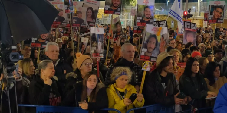 Manifestantes en Tel Aviv exigen liberación de rehenes a cambio de liberar a miles de terroristas