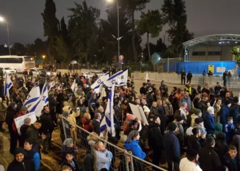 Manifestantes se reúnen frente a la sede de la UNRWA en Jerusalén