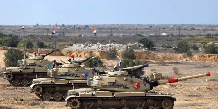 Egipto despliega 40 tanques para reforzar la frontera con Gaza ante la inminente ofensiva de Rafah