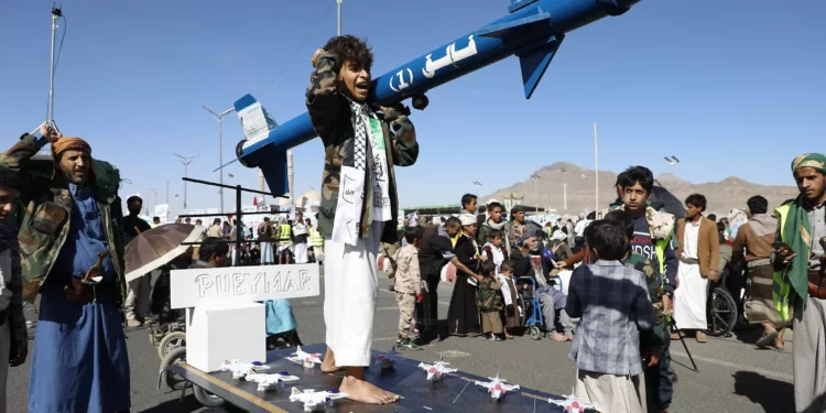 Los hutíes asisten a una concentración contra los ataques dirigidos por EE. UU. contra Yemen y la guerra de Israel en la Franja de Gaza, en Saná, Yemen, 23 de febrero de 2024. (AP Foto/Osamah Abdulrahman)