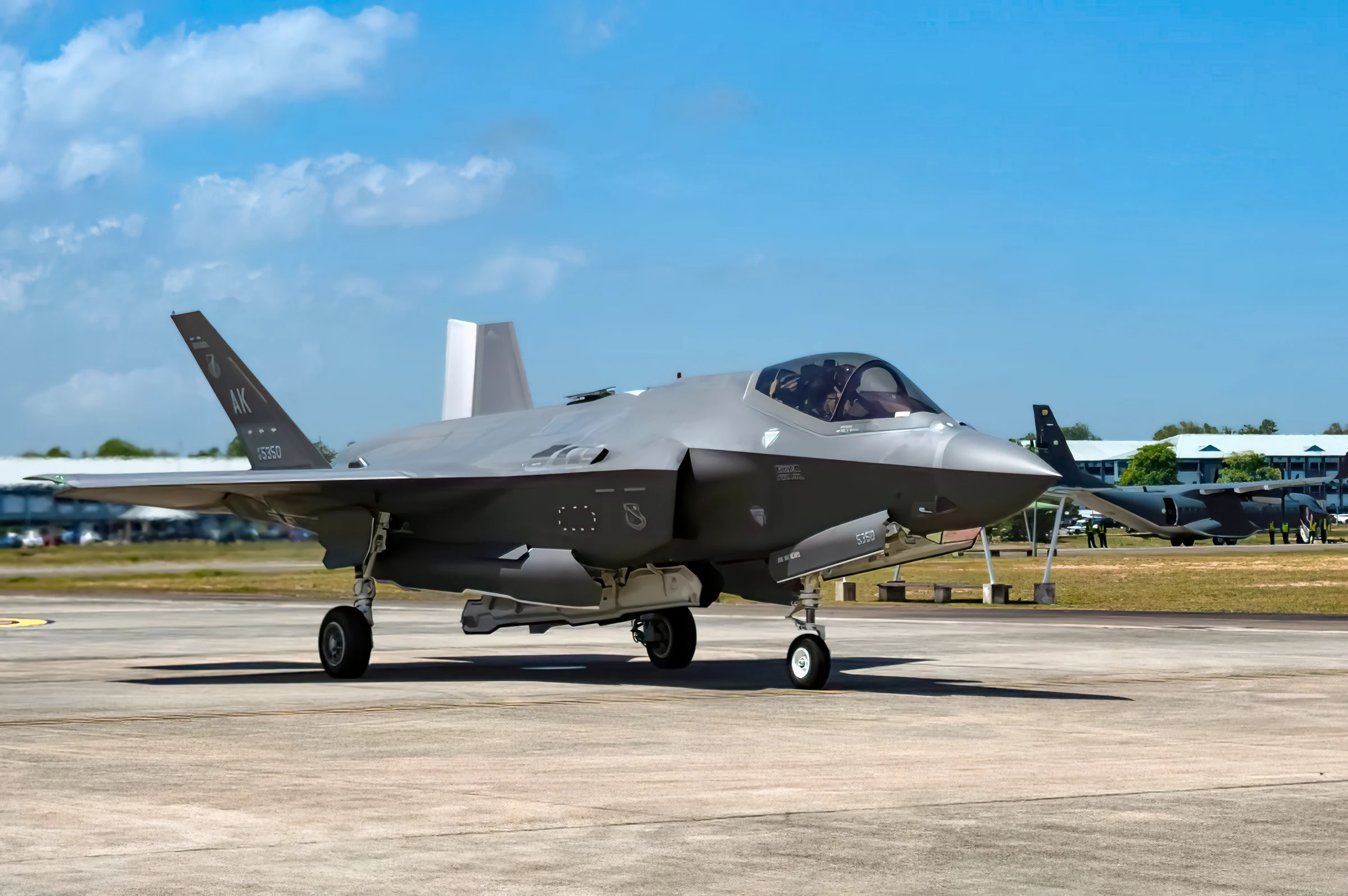 Sorpresivo aterrizaje de un F-35 en el sudeste asiático