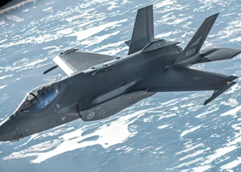 F-35A Lightning II y KC-135R Stratotanker en vuelo sobre Noruega