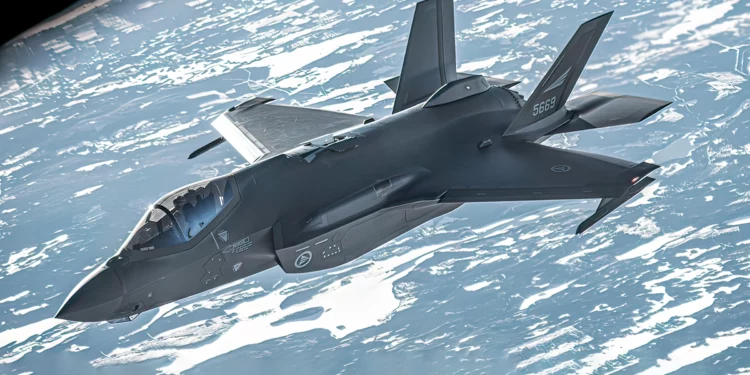 F-35A Lightning II y KC-135R Stratotanker en vuelo sobre Noruega