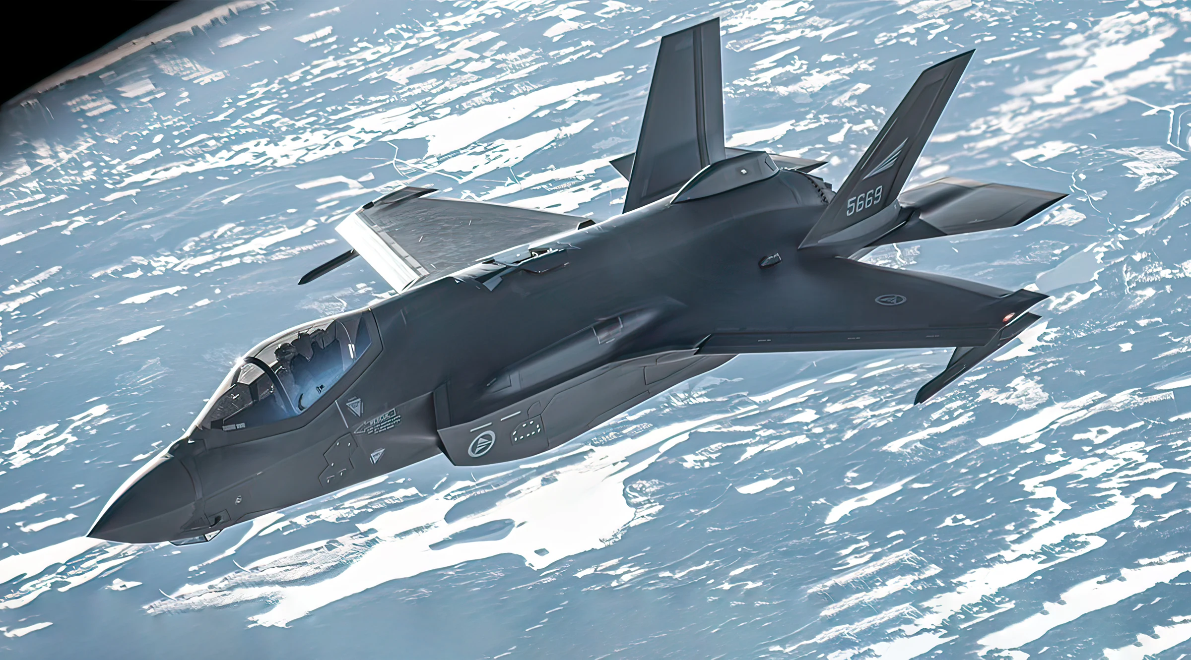 F-35A Lightning II y KC-135R Stratotanker en vuelo sobre Noruega